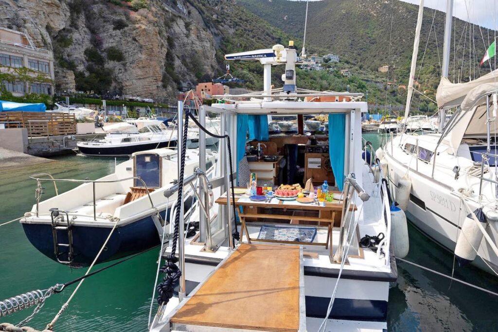 La barca vista dal pontile, con il tavolo apparecchiato in poppa