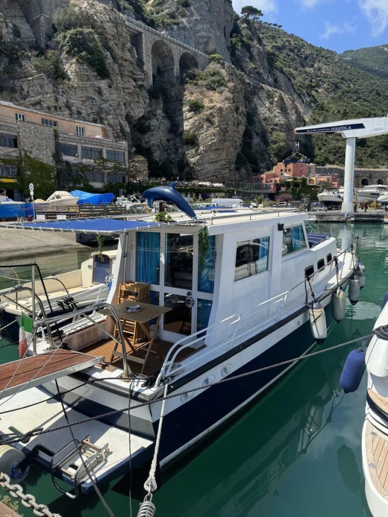 La barca ormeggiata nel porto di Alassio