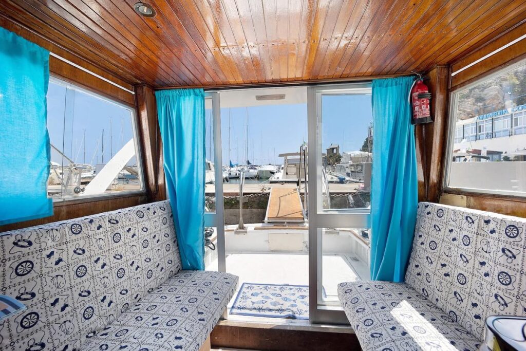 La dinette con la porta aperta sul porto