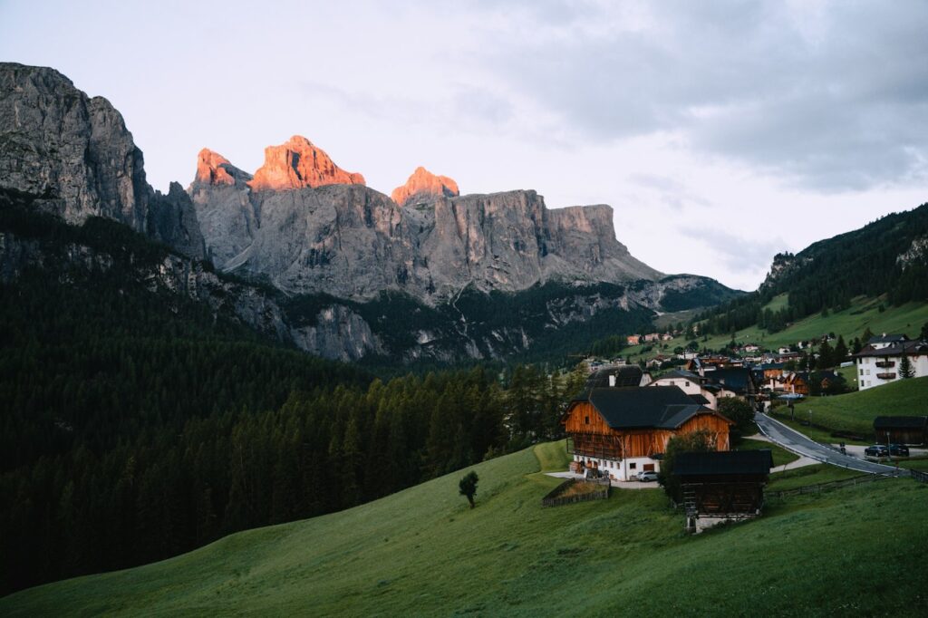 Chalet in montagna al tramonto