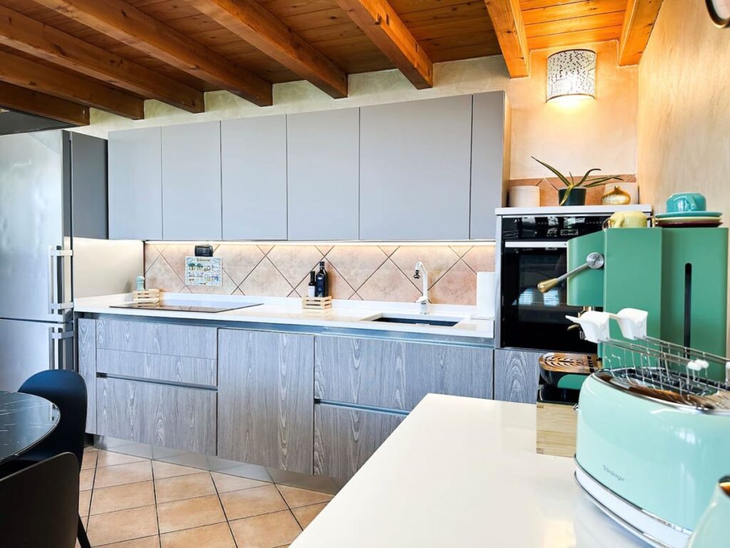 La cucina attrezzata con il tavolo da pranzo