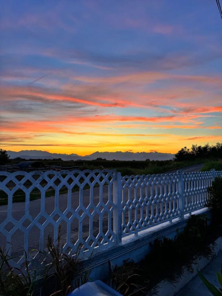 Il tramonto sulle montagne dalla casa